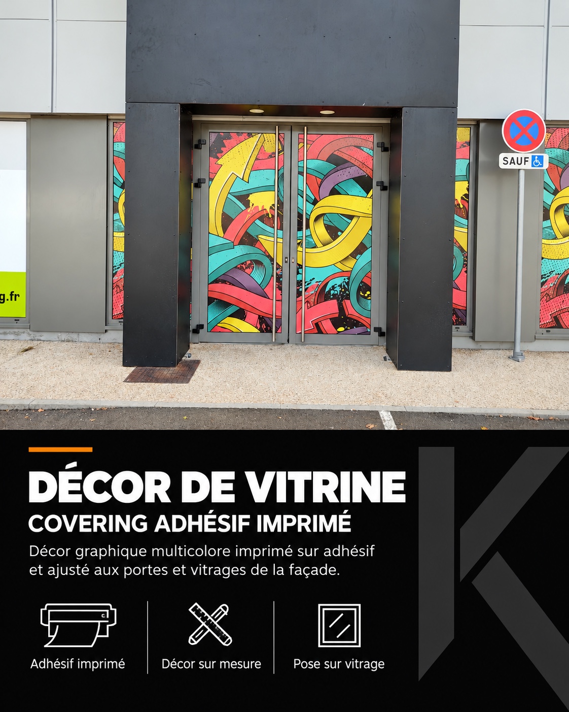 Décor graphique multicolore en adhésif imprimé sur les portes et vitrages d’une façade