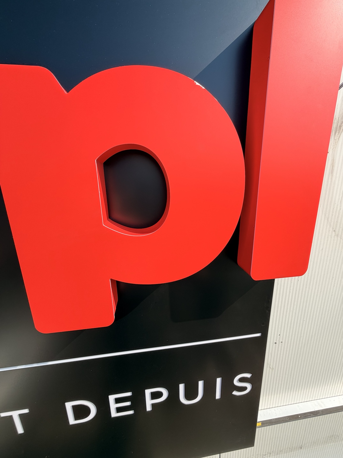 Lettres rouges — Détail de fabrication