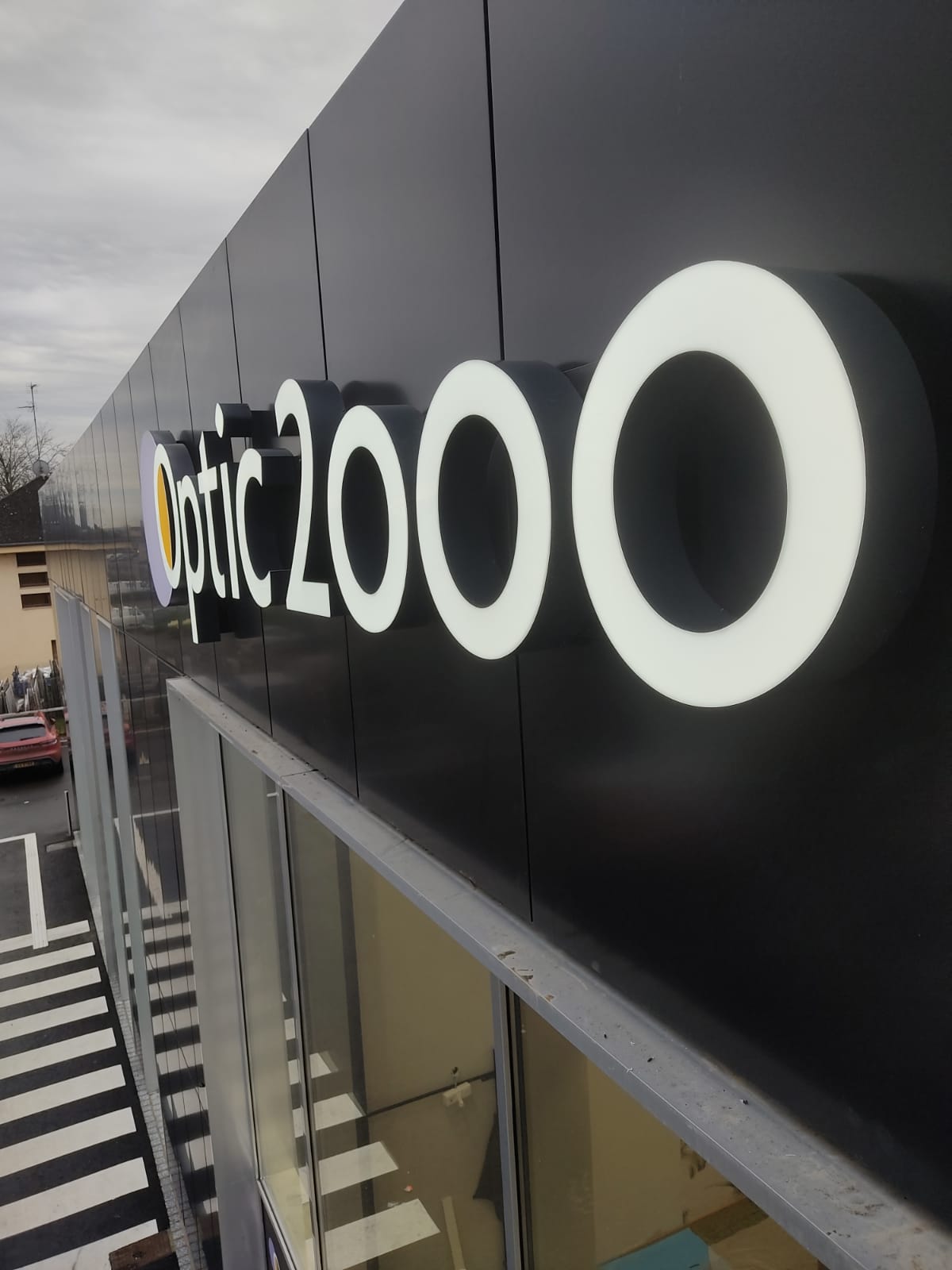 Optic 2000 — Lettres en relief