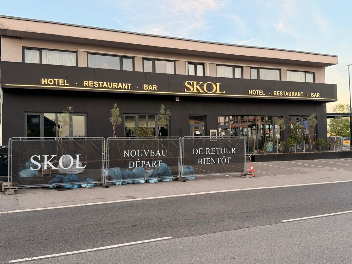 SKOL — Enseigne lumineuse en façade