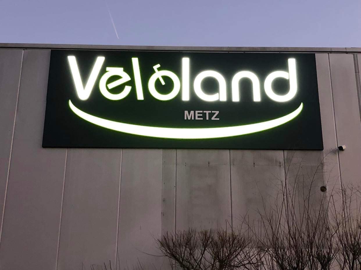 Véloland — Enseigne lumineuse